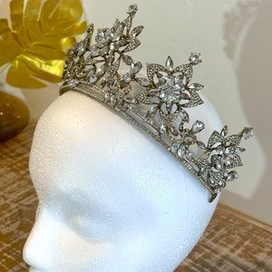 Stunning gold colored tiara with flower shape crystal design - new, never worn.